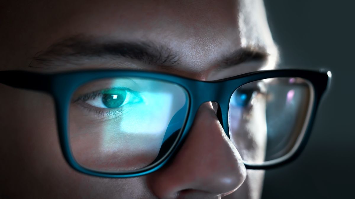 What Happens to Your Eyes When You Stare at Screens All Day | Lifehacker | explainer