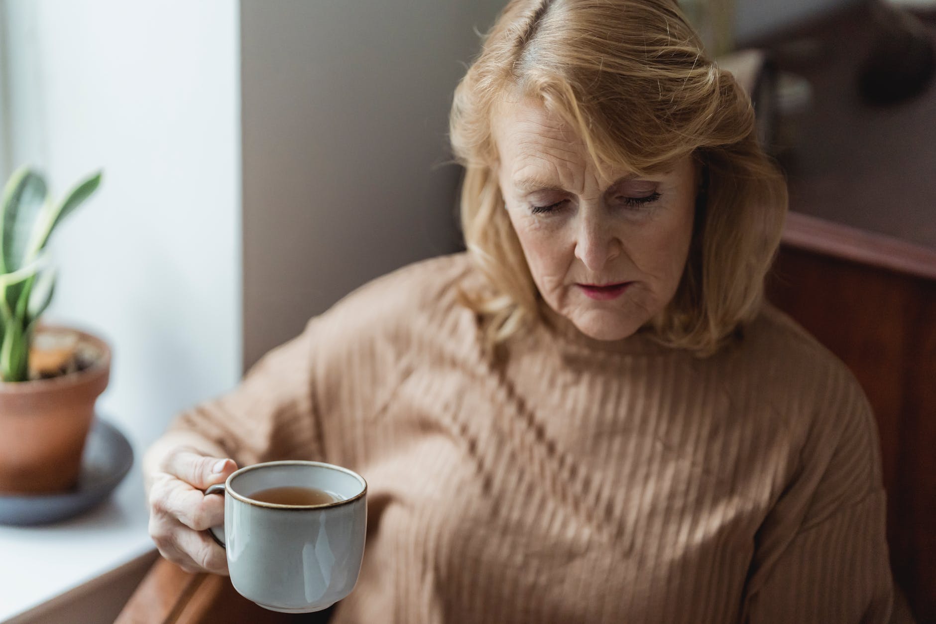 5 Habits That Age You, According to Longevity Experts | Livestrong.com