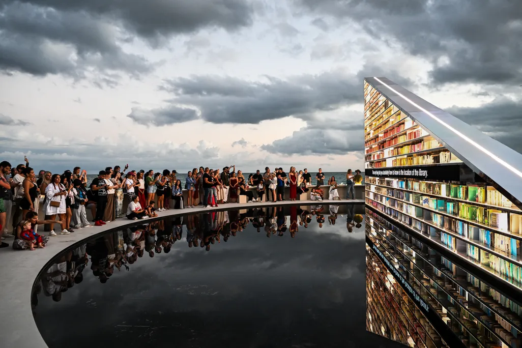 This Artist Put 2,500 of Her Favorite Books in a Massive Rotating Library on Miami Beach – Smithsonian Magazine